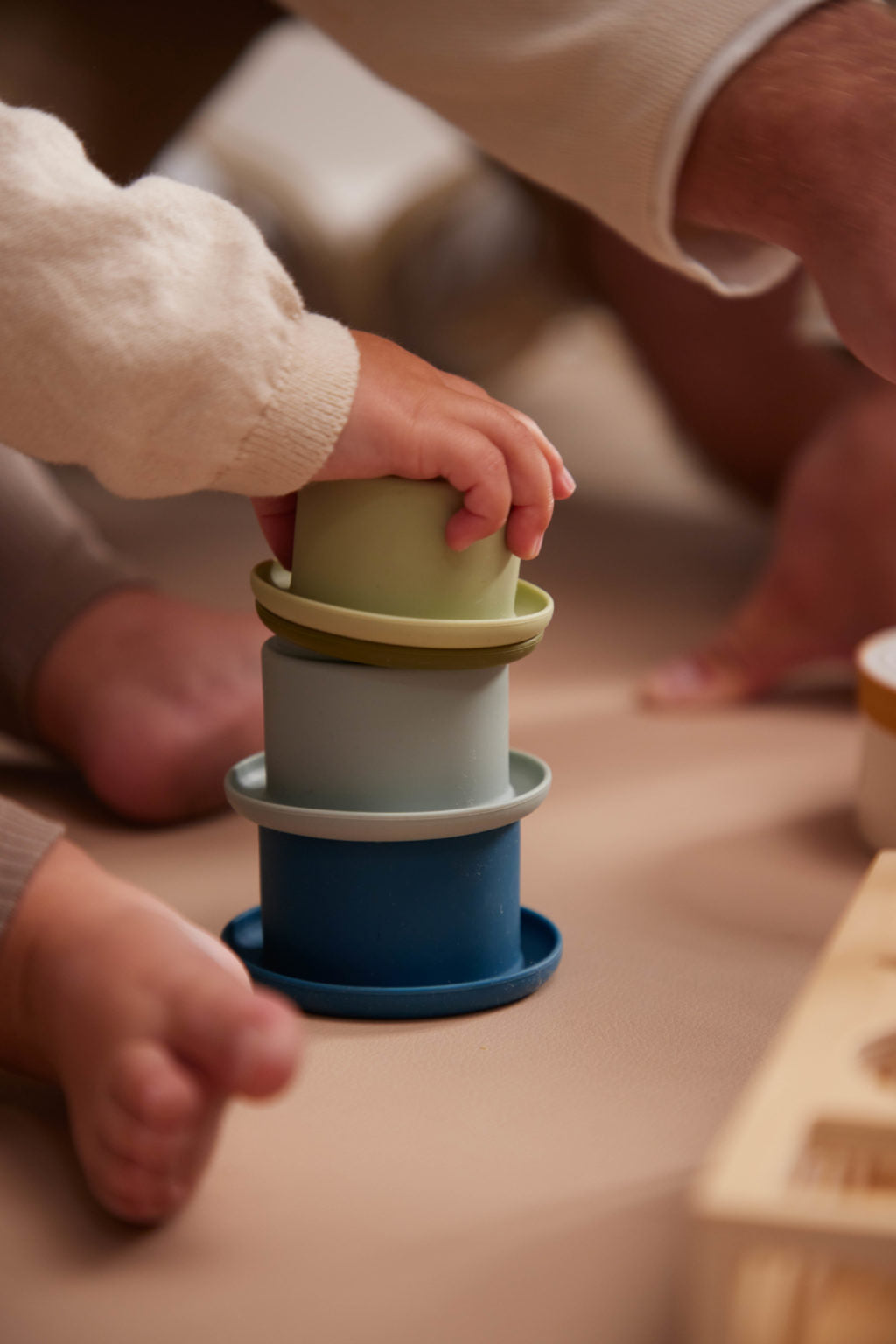 Stapelbecher aus Silikon für Kinder ab 1 Jahr, verschiedene Farben
