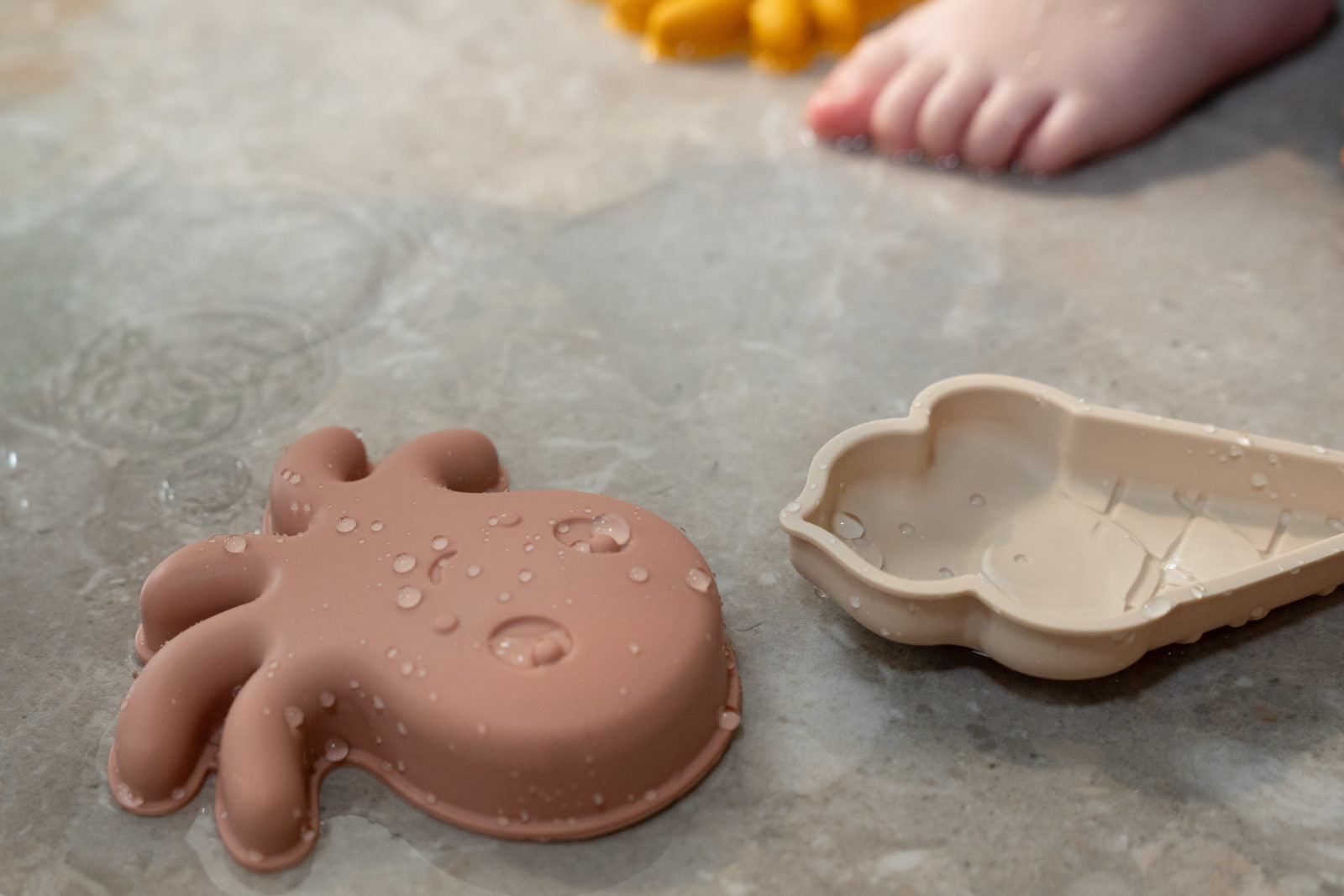 Sandformen Sandspielzeug 5er Set - Rosa Beige | Set mit 5 Sandformen in verschiedenen Designs, Farben: Rosa und Beige | Kinder und Kleinkinder